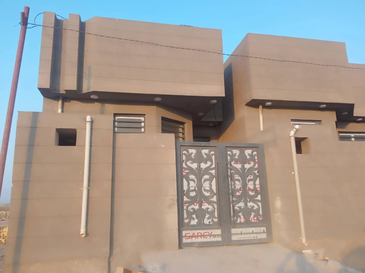 السلام عليكم. بيت 100متر سند 25 بناء حديث . حله ورديه قرب مستشفى الكفيل السعر 55 وبي مجال للتواصل ***********
