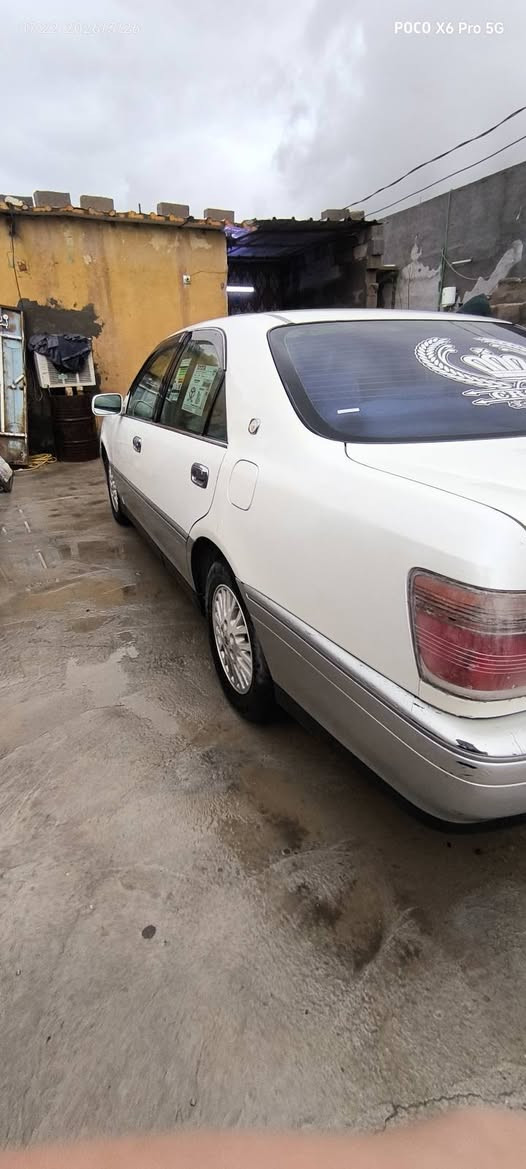 السلام عليكم.
ملكه كراون للبيع
السياره (ادوات! ادوات! داوت !بدون اوراق!)
السياره متومه رقم بغداد سنويه 
تبريد شغال مكينه وكير خير من الله 
داخل نضيف فقط الكشره البره شوي تعبانه 
ملاحضة السياره بيها كصة قماره .!!!!
السعر (40)ورقه وبيها مجال للطيبين 
مكاني البصره الزبير الشعيبه
للتواصل ‏‪0772 831 4157‬‏.
