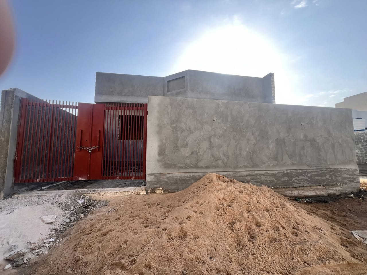 ٢٠٠ متر للبيع حي المعلمي بحي المصطفى ع التبليط
غرفتين نوم كبيره 

حديقه داخليه 

صاله كبيره٤*٨

استقبال ومطبخ

صحيات داخليه وخارجيه

مع كراج سياره وحديقه خارجيه 

جاهز البيت باقي تقفيل فقط  

سعره مناسب 

***********
