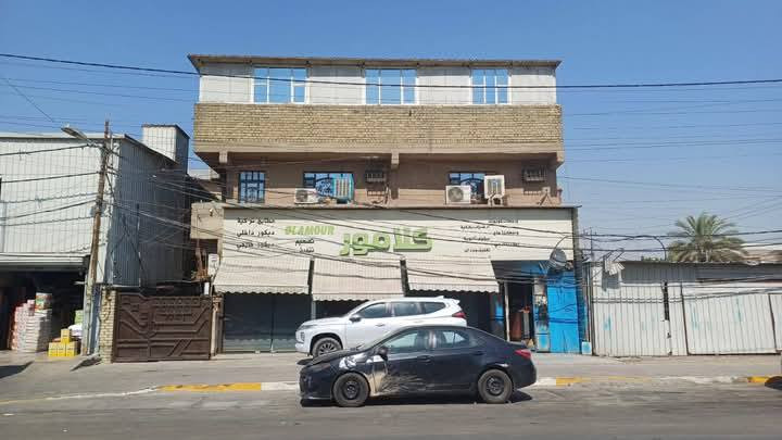 عقار للبيع مساحه ٦٤٣م يتكون من منزل وحديقة كبيره واربع محلات وشقه ومخزن فوق الشقه موقعه شارع ستين قريب السريع  واجه ١٥ ونزال ٤٠ الاستفسار على الرقم *********** والسعر جدأمناسب
