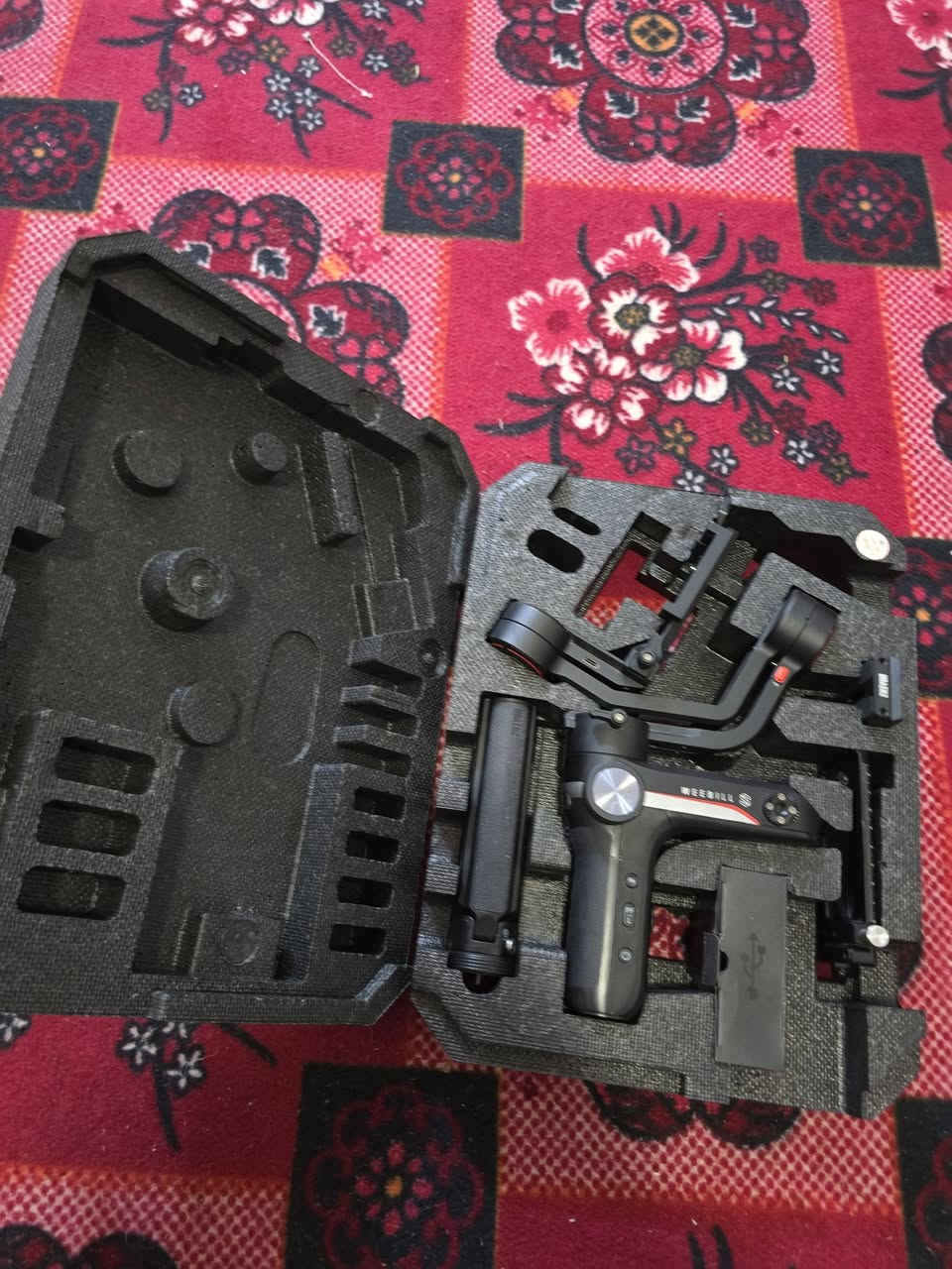 روننن للبيع 
Zhiyun Weebill-S ، وهو مثبت للكاميرات 
(Gimbal) مصمم للاستخدام  منع الاهتزاز أثناء الفيديو 

يتميز المنتج بتصميم مدمج وخفيف الوزن مما يسهل حمله واستخدامه في التصوير أثناء التنقل.

يأتي المثبت مزودا ببطاريات ليثيوم أيون تدوم طويلاً وشاحن ولوحة تثبيت سريعة وكابلات توصيل مختلفة

مكان الناصرية توصيل جميع المحافضات واتساب ***********
السعر 250 الف
