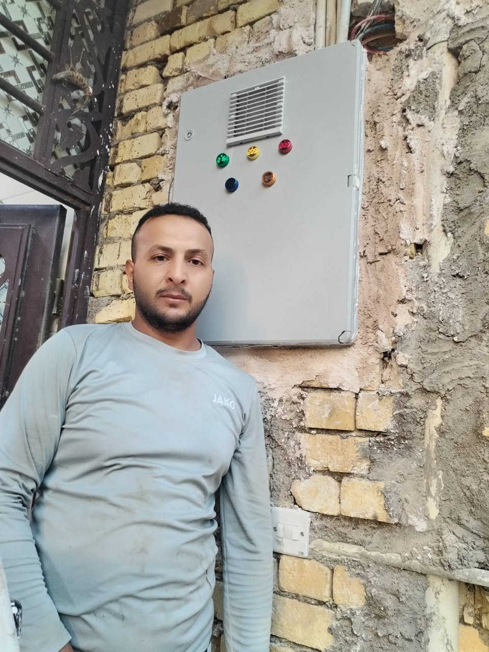 الحمدلله ترتيب بورد الطيب  محمد محسن 
عباس السراي كهربائيّ وتنصيب كامرات وتنصيب سبالت متواجد دائما ***********
