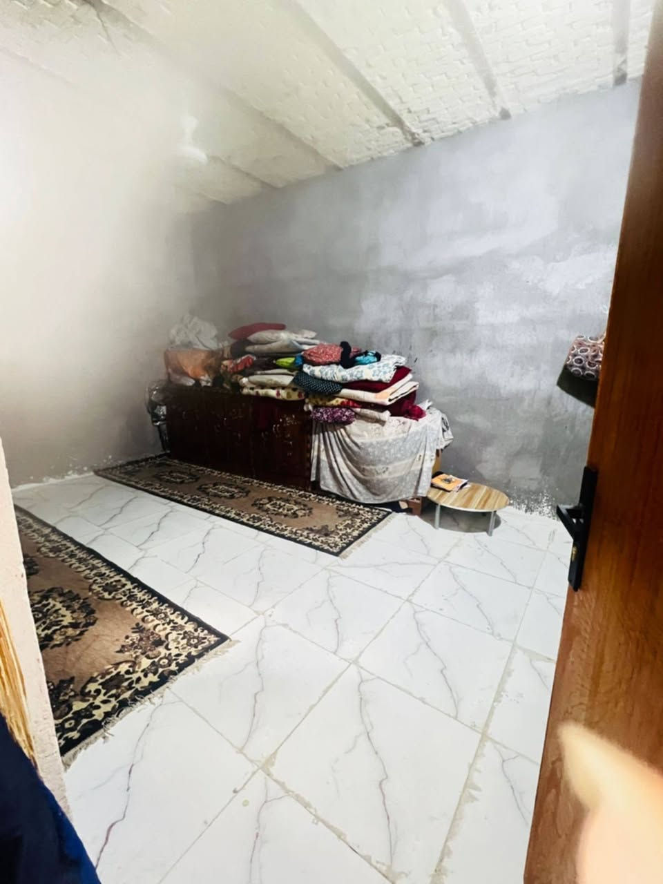 السلام عليكم بيت طريق سوق فضليه مساحة 200 يتكون من غرفتين وصاله ومطبخ. وصاله وديوانيه هيكل. وصحيات. مو بعيد عن الشارع وتبليط قريب علي. السعر 26وبي مجال وإذا مراوس عادي ***********
