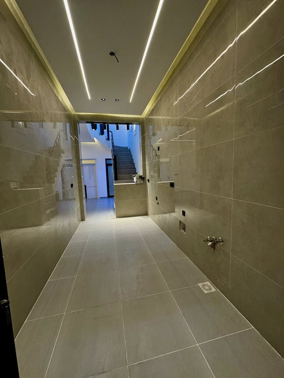 🏠#دار_للبيع   100متر واجهيه 6متر نزال/16متر
بناء طابق ونص  حديث 

يحتوي البيت. ع[ 2 غرف نوم -استقبال -صحيات  صالة- ومطبخ] البيت شغل درجة اولى 

مع الخدمات[ماي-كهرباء-تبليط]

🔴ملاحضه البيت جاهز للسكن 🔑

⬅️نوع العقار  طابو زراعي سند 25 اقرار محكمه 

⬅️العنوان #بغداد_الدوره_البوعيثه   

       مجمع السلطان ألثالث

🔴للاستفسار  خاص او الاتصال ع  الرقم ***********
