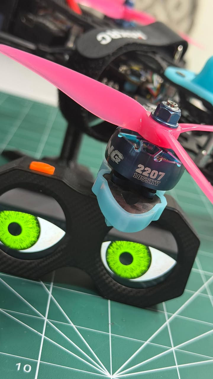 FPV 5 انج
عليها FC - Speedy Bee F405 V3 
ESC - 60A 
محركات ماركة XING2   2207-1855KV 
كامرة DJI O3 
هوائيات من شركة FOXEER - LOLLIPOP 4+ 
GPS - HGLRC M100
رسيفر من شركة Speedy Bee -ELRS 2.4
فريم نوع Mark 4 - 5 inch
توصيل ما عندي تريد انت تجي أو دز سايق عليها او  الي يريد توصيل يحول فلوسها


**إذا كنت صاحب هذا الإعلان وتريد حذفه لأي سبب، رجاءا أرسل رسالة إلى الدعم الفني**