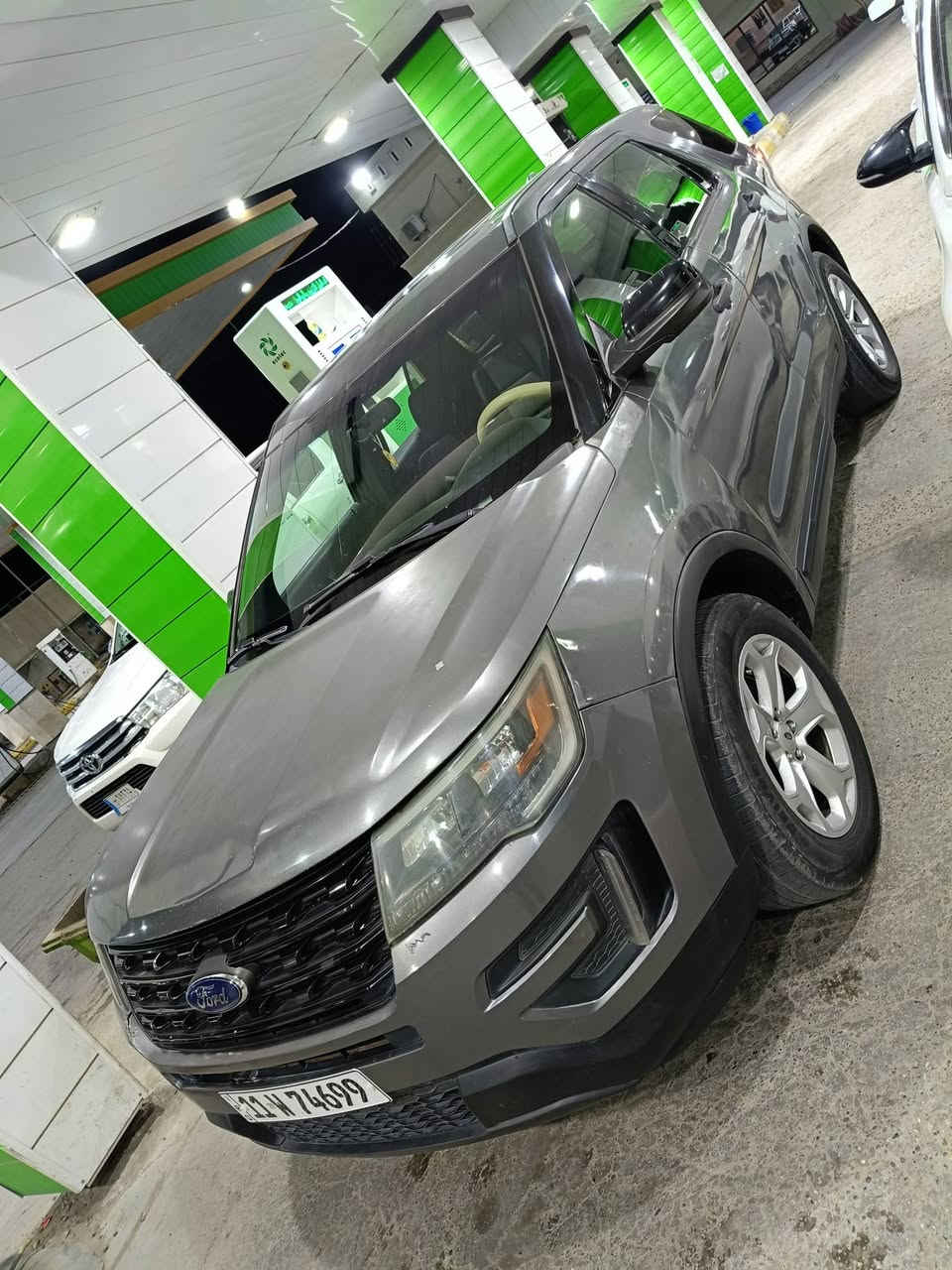 السلام عليكم فورد اكسبلور موديل 2019 رقم بغداد انكليزي هزة جديده سنويه جديده ورقم جديد باسمي شخصيآ تحويل مباشر محرك 6 سلندر 3700  كير تعليك شاشا كبيرة كامرة خلفيه دواره 
لايت زنون عالي ناصي السيارة بوليسي بيهه قطعتين ونص صور الحادث بالمنشور 
محرك كير تبريد خير من الله صدرهه زين للبيع او مراوس نزل حسب القناعه وهذا رقمي للاستفسار *********** مكاني بغداد
