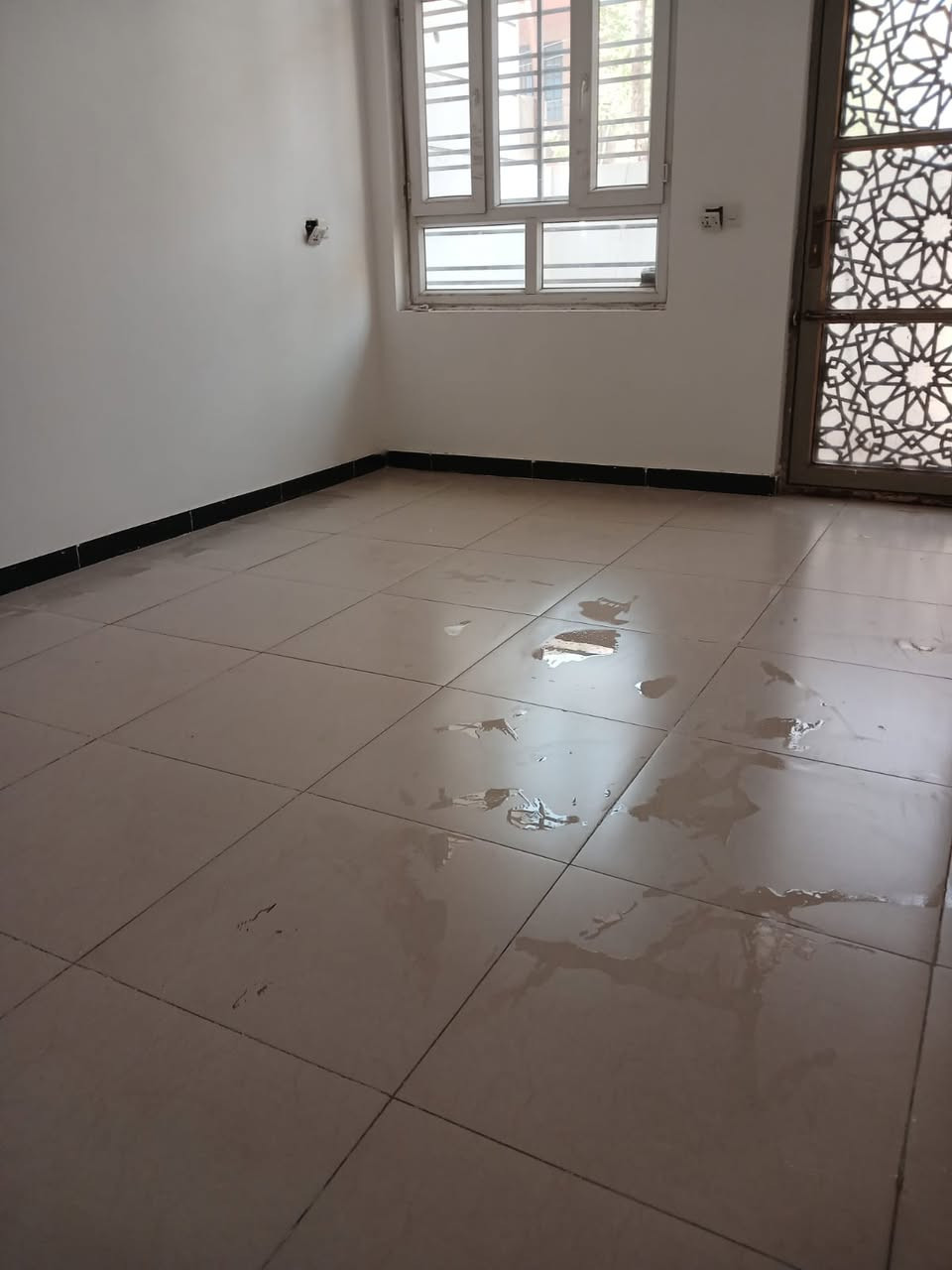 البيت 200 م عباره عن وحدتين سكنيه منفصله بالكامل الماء والكهرباء والمجاري كل وحده غرفتين وصحيات وحولي بالطابق الثاني والارضي غرفه واستقبال وصاله ومطبخ وصحيات  ومنور وطارمه  البناء جيد جدا السعر 450,000,000ممكن بيع منفصل للاستفسار الاتصال *********** واتساب في حال الاجار ممكن تاجير كل وحده ب700,000
