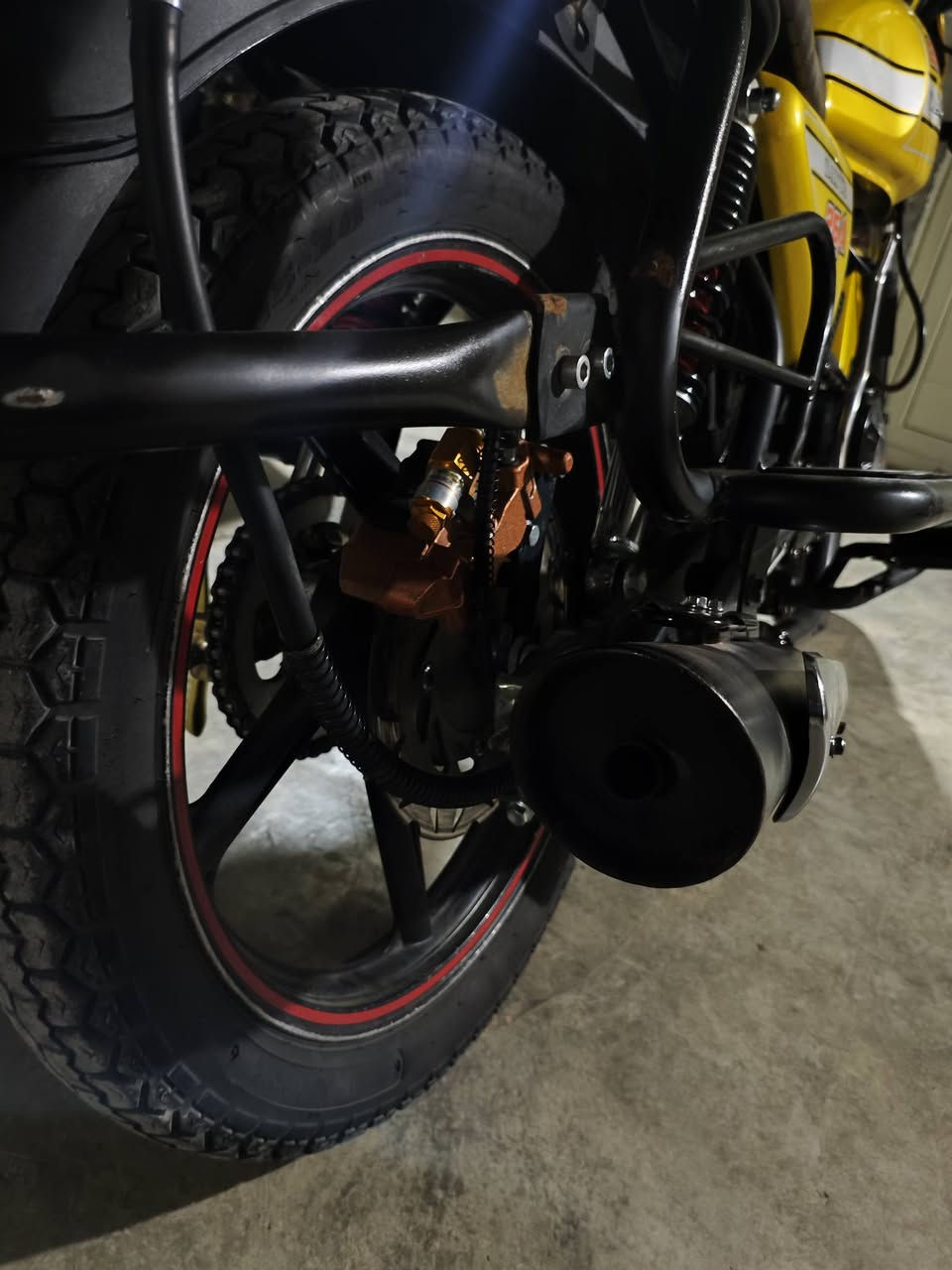 دراجة دايوان للبيع
بنزات خلفي محورة دسك
والأغرض القديمة موجودة
صينية موجودة
بلاجكتور امامي زنون جمجمة والقديمة موجودة
محرك شرط برغي ما مفتوح
دهن محرك فقط امزويل
تايرات تخم جديد
الدراجة كلها بلادي 
النقوصات. فقط درع امامي الدراجة نظيفة وتكدر تفحصها مكاني تكريت سعر الدراجة مليون وبيها مجال بسيط
رقمي ***********
