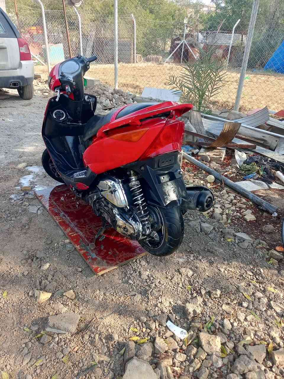 السلام عليكم دراجه ماكس ثعلب دراجة خير من الله مكينه ناعمه نكره سلف كلشي شغال بس الاشاير ميشتغلن والدبلات تعبانات العنوان بغداد الأمين الثانية ***********  السعر 400 وبيه مجال
