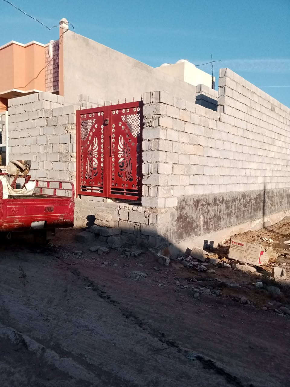 سلام عليكم هيكل للبيع مساحه ١٢٥متر على شارعين  يعني شارع امامي وشارع خلفي العنوان هبهب حي المصطفى ماء وكهرباء واصلات اله وهذا رقم صاحب الهيكل *********** السعر خاص
