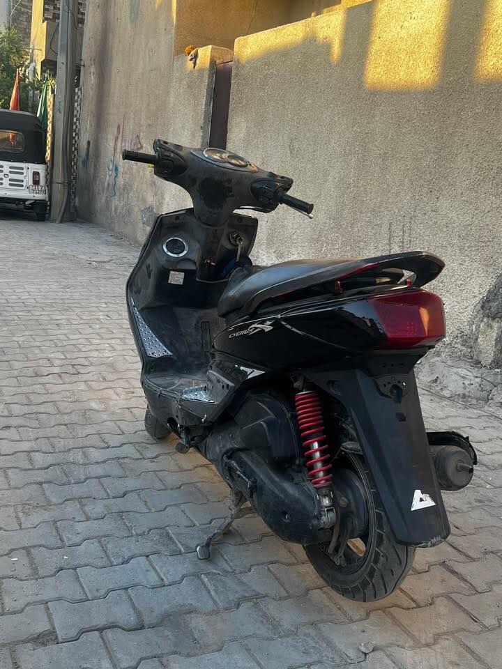 السلام عليكم سكنس فحل للبيع الدراجه حلوه ونضيفه وخير من الله الدراجه مكينه58وياهة يدات بريك رياضي ويده مال بانزين رياضي متواجد خاص او رقم***********

