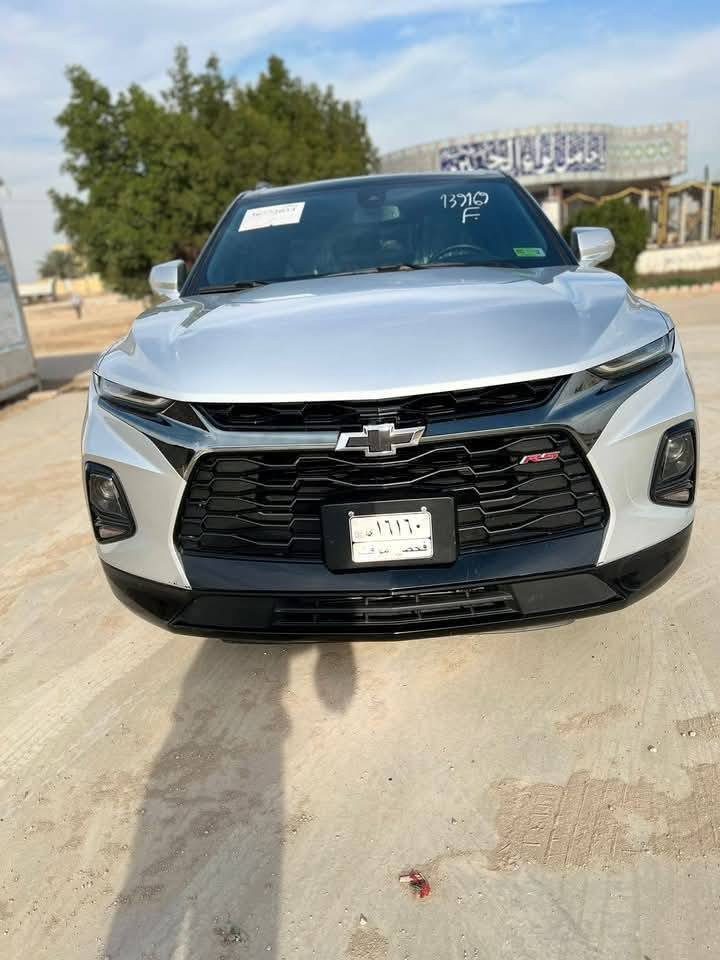 شوفو ليت بلايزر RS موديل22
فول مواصفات بدون رقم 
6 سلندر 
ضرر جانبي باب السائق ولي خلفها تصليح درجه اولى 
صورة ضرر مرفقة مع الصور السعر220$ بيه مجال 
***********
***********
