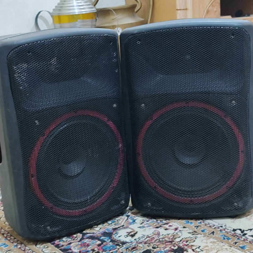 السماعات: 4 سماعات بحجم 12 إنش.
الجهاز (المضخم): جهاز صوتي بحجم ممتاز، 
يتحمل تشغيل من 6 إلى 8 سماعات.

📞 للتواصل والاستفسار:
يرجى المراسلة أو الاتصال على الرقم التالي حصراً:
***********

