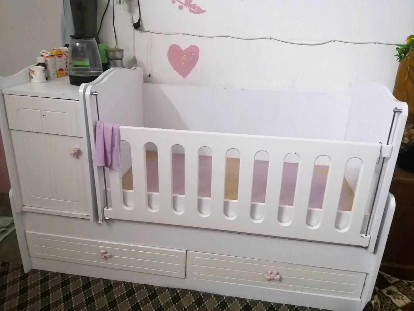 هزاز اطفال لون ابيض مع مجرات سفلية تخلي ملابس اطفال مع مجر صغير تخلي غراض الاطفال و مساحة تخلي عليها غراض الطفل