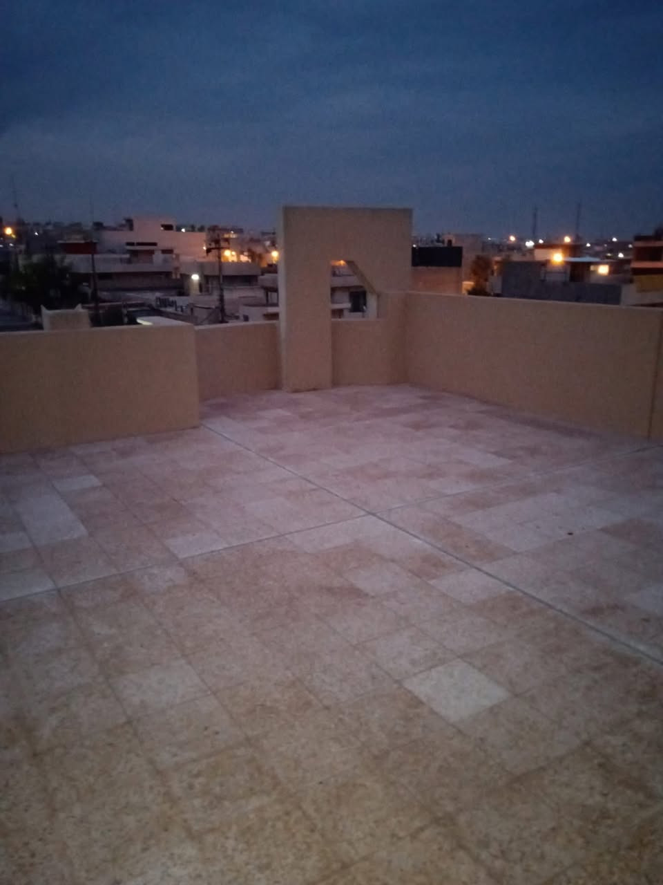 //**دار للايجار** // طابقين بناء حديث ونظيف جداً المساحة 120 م .
**حي الصديق الاولى** / خلف مرطبات البحرين الفرع المقابل لمكتب الصديق للعقار ويقع الدار على شارع 15متر .

الارضية بورسلين والجدران سيراميك وسقوف ثانوية ونظام سبالت وكاونتر كامل الملحقات ومرواح سقفية وسخان وعدة خزانات مياه كبيرة.

***الطابق الاول:***

كراج ومطبخ واستقبال وغرفة نوم وصحيات شرقي وغربي ومنور مسقف .

***الطابق الثاني:***

غرفتين نوم مع هول واسع وصحيات شرقي وغربي وبلكونة مع بيتونة.

للاستفسار يرجى مراسلة الصفحة.

*********** 

‏***********
