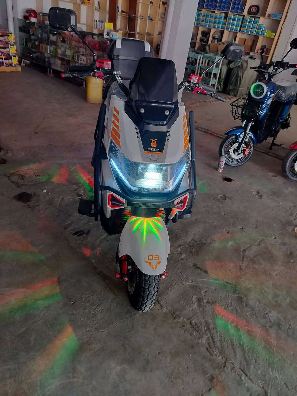 للبيع سكنس مدرع مستخدم 5ايام
فول جديد بعده 6بطاريات كله عل فحص السعر 800وبي مجال لحد يكلي مستخدم فقط 5ايام 
***********
***********
