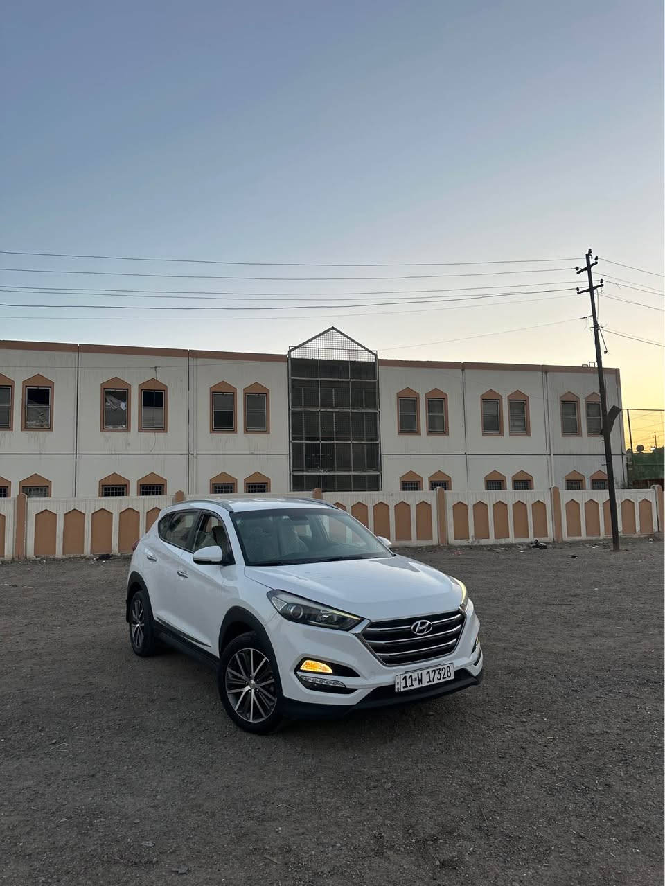 السلام عليكم 
توسان 2017 خليجي
نص فول
داخل بيجي
شاشه
حساسات
مري شفط
يدات نيكل
5 ويلكب
تبريد قطعتين وبعد بيها موصفات 
محرك 2000 دوش بلادي ممفتوح
ماشيه 74
السعر 169 وبيها مجال كلش بسيط
بيها مكانين بارد⚠️
*********** بغداد, العراق
