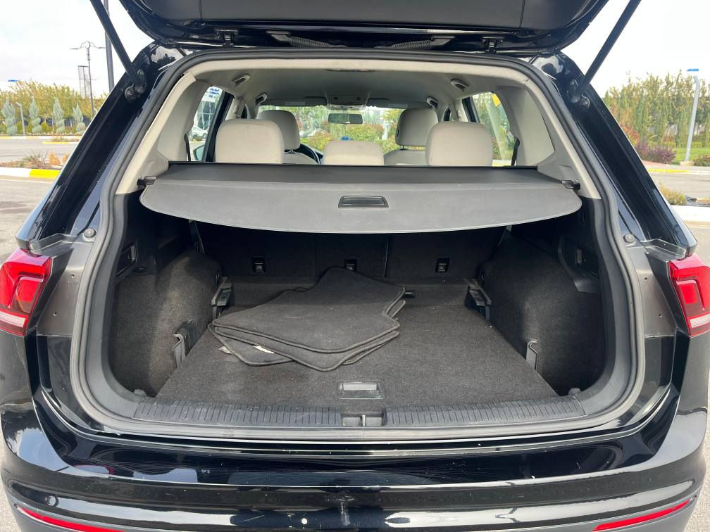 ڤۆلگس واگن taiguan 
مۆدێل 2020
سەنەوی تازەیە
یەک پارچەو نیو بۆیاخە
 رادارو  دەبل ئەکسلە بەس سلایت و بەسمە نیە 
شوێن سلێمانی 
ژمارەی تەلەفۆن 
*********** السليمانية, العراق
