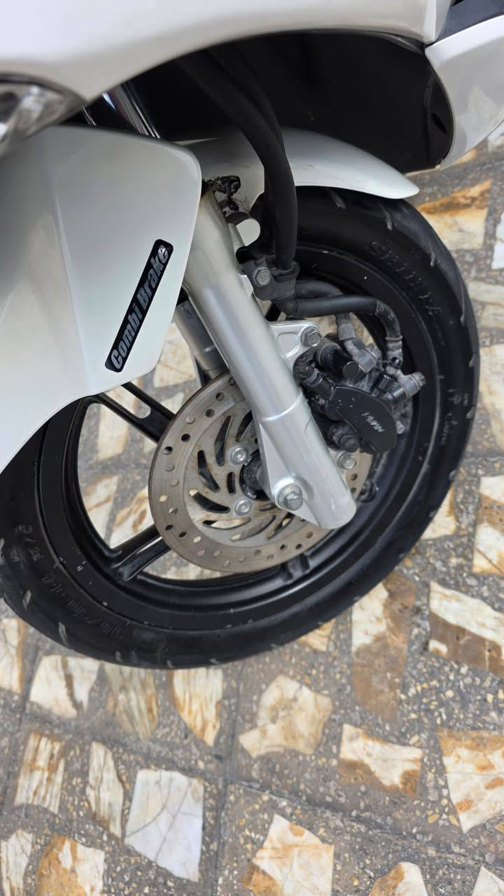 السلام عليكم PCC جيل الاول ياباني مرقم بغداد مشرو وطني رقم انكليزي بسمي تحويل ثاني يوم هزه جديده محرك 125ccمواصفات 150 شوتة جبيرة ماشية 26 .سويجات عدد 2 مواصفات حساس زدحام حساس ستان دراجة مكفولة ومزاده موجود العنوان بغداد/***********
