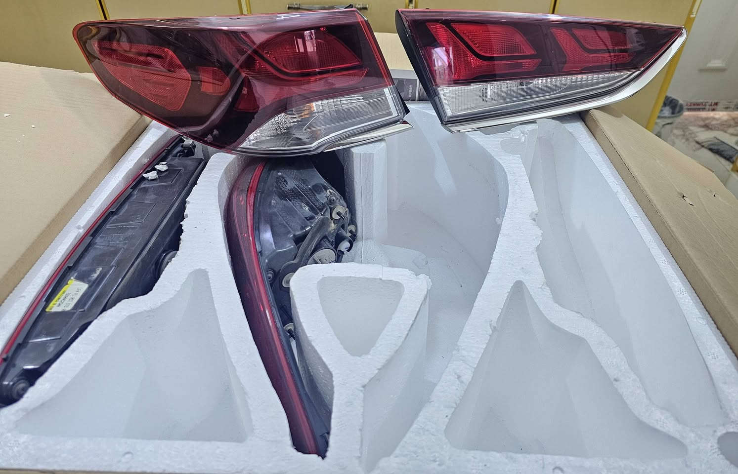 للبيع: طخم بك لايت (مصابيح خلفية) كامل أصلي تفصيخ هيونداي سوناتا 2018 - 2019
((((وارد امريكي))))
​السلام عليكم.. 
متوفر للبيع طقم مصابيح خلفية (بك لايت) كامل ونظيف جداً لسيارة سوناتا موديل 2018 / 2019 (وارد أمريكي).
​تفاصيل الطخم: 
الطخم كامل 4 قطع (الجهتين اليمين و اليسار قطع الجاملغ/قطع الجنطة).
​النوع: إضاءة عادية (مصباح/هالوجين) فئة الستندرد (STD).
​الحالة: أصلي وكالة وبحالة ممتازة جداً ونظيفة، القواعد والفيش كلها سليمة وجاهزة للشد فوراً.
​الموقع: البصرة 
السعر: [ ٣٥٠ الف ] 
للاستفسار يرجى الاتصال على الرقم: ***********)
