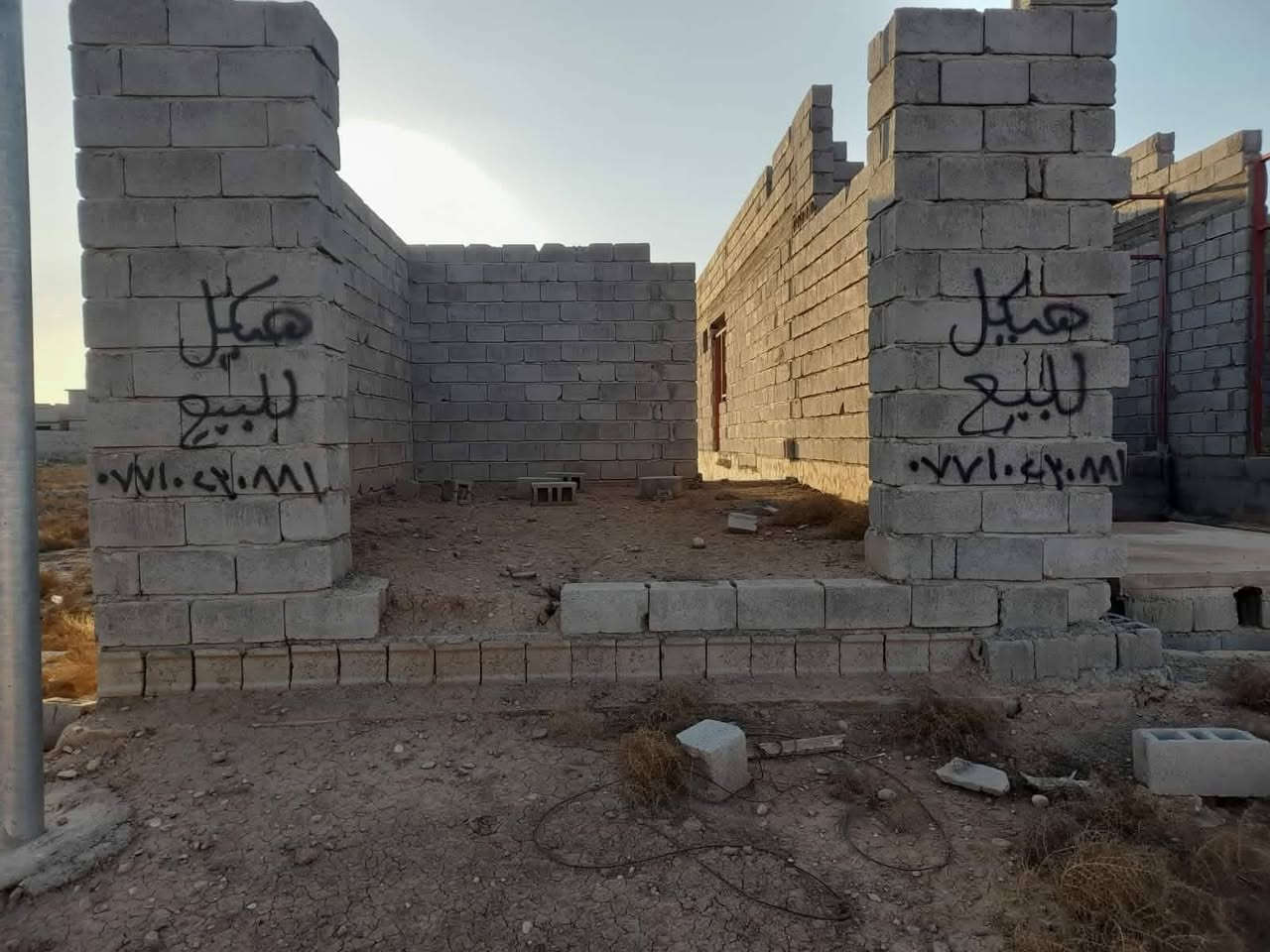 السلام عليكم 
هيكل للبيع مساحه 300 الارض 
مساحة البناء190
يوجد داخل البيت بئر ماء و اعمده الكهرباء امام البيت الموقع شاقراق بين النهرين على كتف البزل النظيف 
للاستفسار اكثر 
***********
