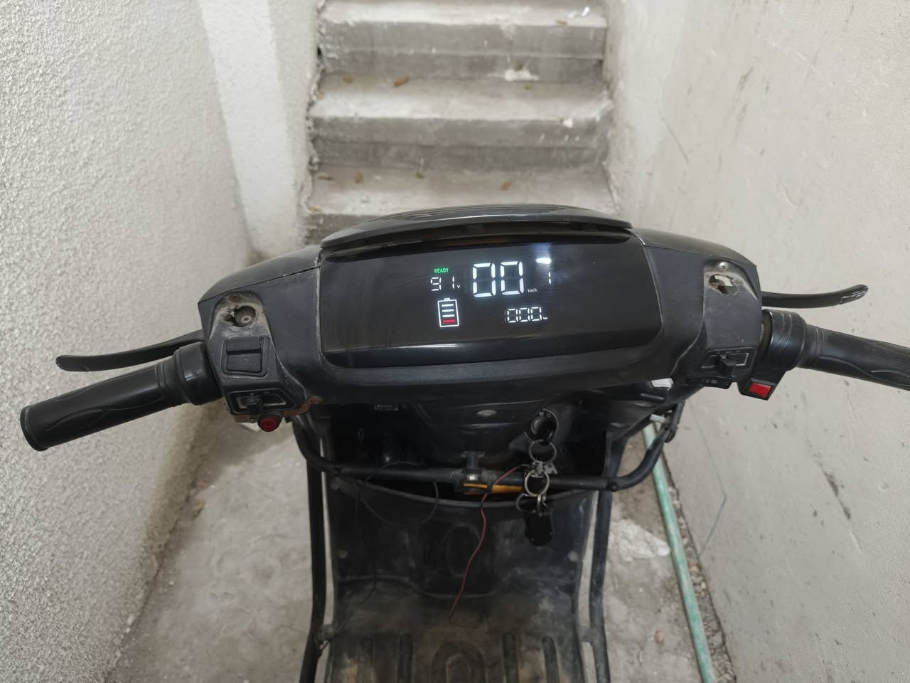 السلام عليكم سكنس شحن من شركة الصقر للبيع
7 بطاريات مبدلهن قبل شهرين
سرعتها الفعلية 70
العطل: الايت مالتها يرادله تبديل 
الدراجة كاملة وياها الشاحنة الاصلية 
العنوان: بغداد-الشعب
رقم الهاتف: ***********
