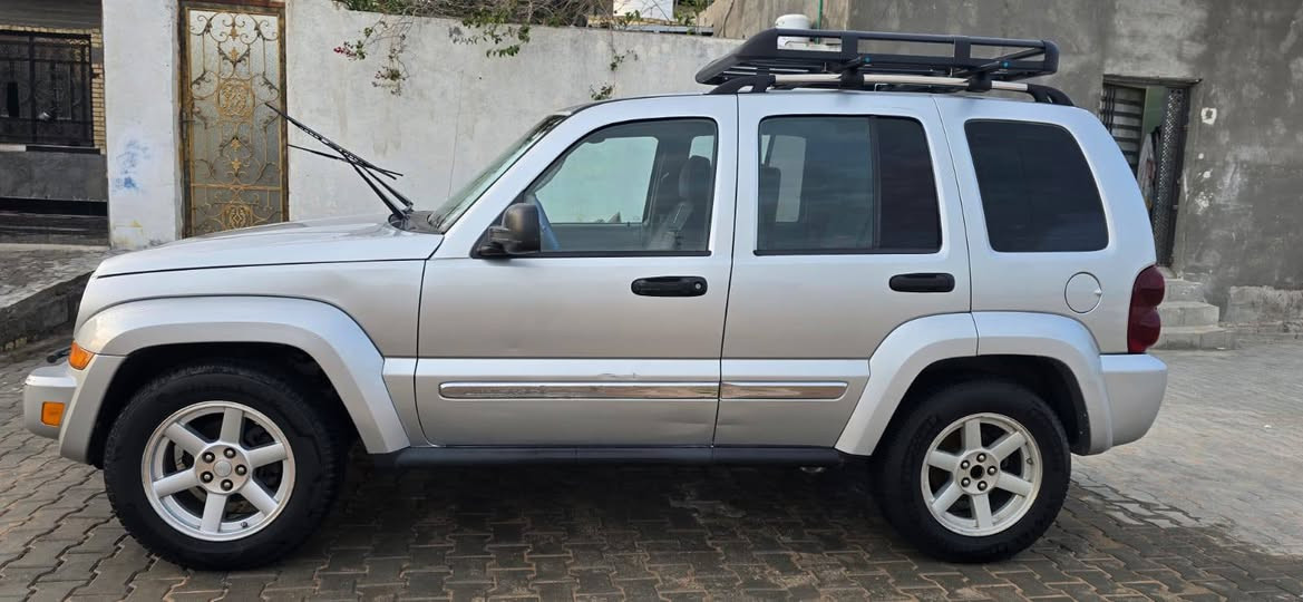 جيب ليبرتي ٢٠٠٧ سياره مكفوله من كلشي سياراه باسمي مكرك جديد سياره جاهزه من كلشي كلشي حته تايرات سبب البيع اريد اشتغل ع خط ورايدلي وبامه سعرها ٩٥ مكاني البصره ام قصر
***********
