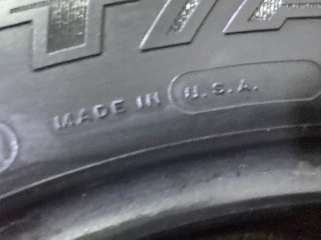 لام عليكم  تخم تاير.   حجم. ١٧يرهم  ع.  أنواع سيارات. دفع رباعي     أمريكي. اصلي.    قياس. ٢٥٥/٧٠/١٧مكان سليمانيه      سعر. ٣٥٠الف         ***********
