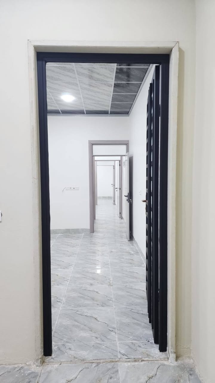 بيت طابقين سكني للبيع
حي سومر  (قرب التقاطع الثاني ) 

المساحة  100م ____ 05 × 20

1 / غرفة نوم وهول واستقبال ومطبخ وصحيات .

2 /  غرفتين نوم وهول وصحيات. 

بيتونة كبيرة

بورسلين  وسيراميك وسقف ثانوي .
الاستقبال والهول جبس بورك  . 

شرط التحويل 

السعر ( 115 ) قابل للتفاوض 

***********
***********
