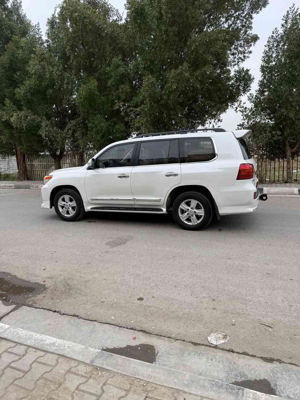 السلام عليكم
لاندكروز موديل 15 نوع ساز السيارة ماشية 123 الف بيه الجاملغ الخلفي اليمين صبغ الباقي مكفول بأسمي رقم الهاتف*********** العنوان بغداد الزعفرانية 

السعر 390 وبيه مجال
