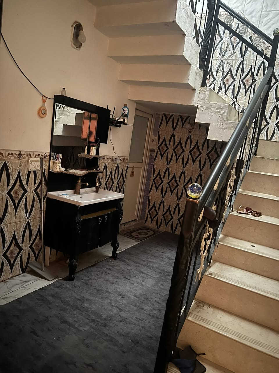 سلام عليكم الدار للبيع طابو صرف
🌏مساحته١٢٠ متر  بناء حديث قاطيين قريب ع شارع 

↙️ الموقع كاطون الرحمه منطقه الخمس تالاف خلف   صيدلية الأقصى قرب افران السلام 

🏠تفاصيل البيت الطابق الأول غرفه نوم استقبال مطبخ صاله درج صحيات الطابق الثاني 3 غرف نوم وصحيات 

☎للاستفسار اتصل سعر ١١٥ بي مجال قليل ✨🤍

📞

وتساب 📞***********
