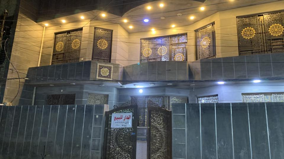 السلام عليكم بيت للبيع المساحة 200م البيت سنجيل على شارع وفرع في الدوانم شارع ابو الاحرار يتكون من 4غرف واستقبال ومطبخ وثلاث حمامات والغرف اسويتات +منضومة كاميرات وخدمات كاملة من ماء ومجاري وكهرباء للاستفسار المراسلة او الاتصال ***********
