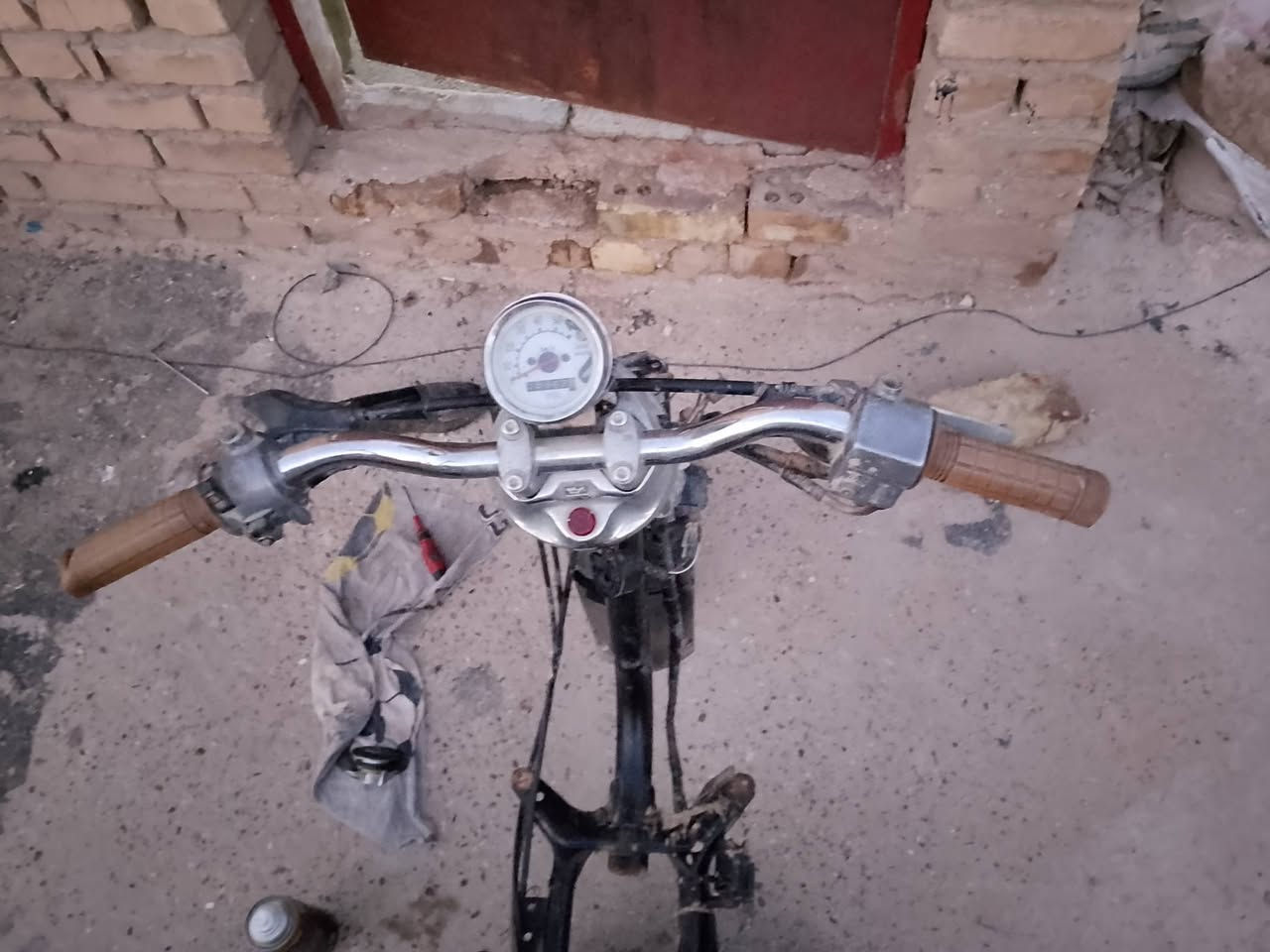 السلام عليكم شباب دراجه للبيع عبد الحليم محركها جديد مامفتوح نكره سلف عوزها بس كفرات العنوان بغداد ابو غريب حي الشهداء للتواصل *********** والكورك بي واتساب ***********
