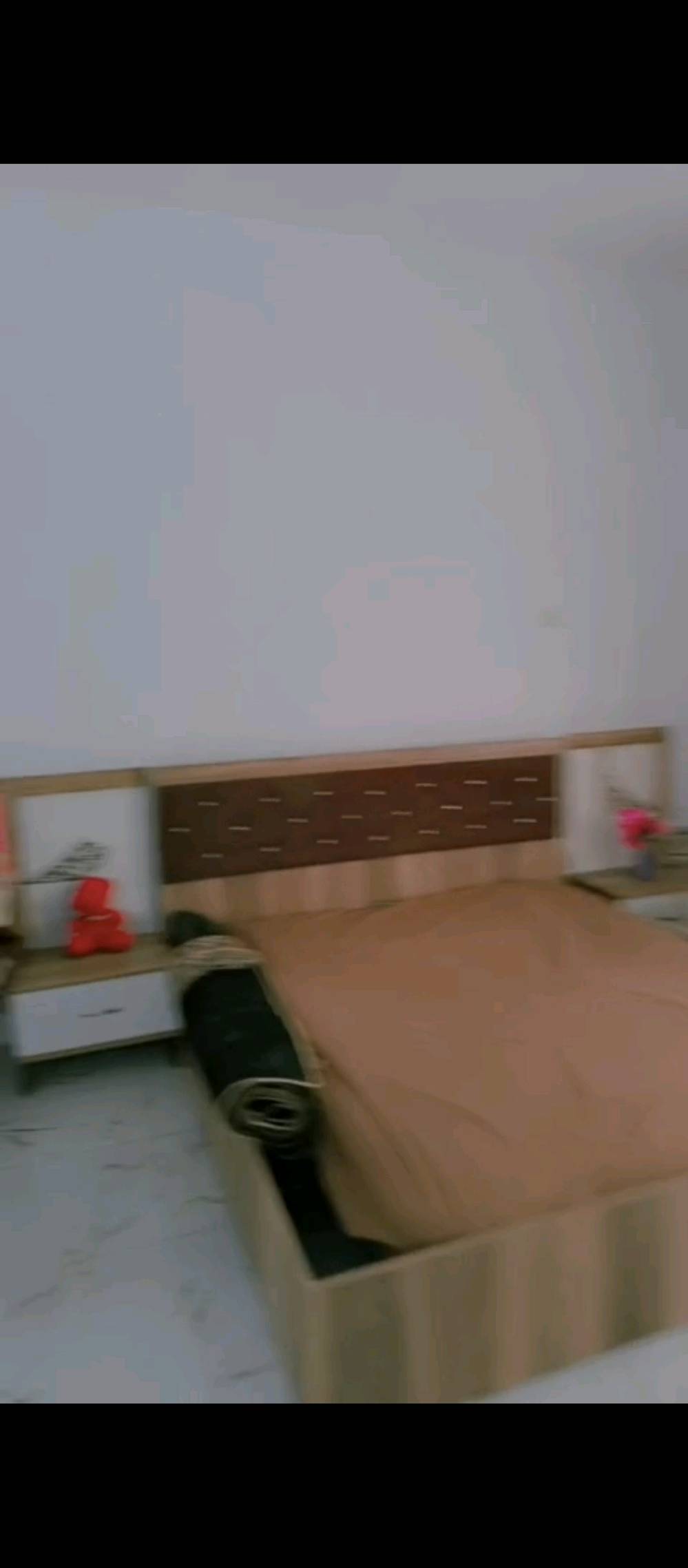 بيت زراعي مساحة٢٤٠ صاله وغرفه وصحيات ومطبخ وبيه مساحه حوش ١٠٠،متر. البناء بلوك قديم. 
حي العلماء يم شيخ نعمه شارع الشهيد اسعد وحيد الخفاجي. ع طريق ال شفيج