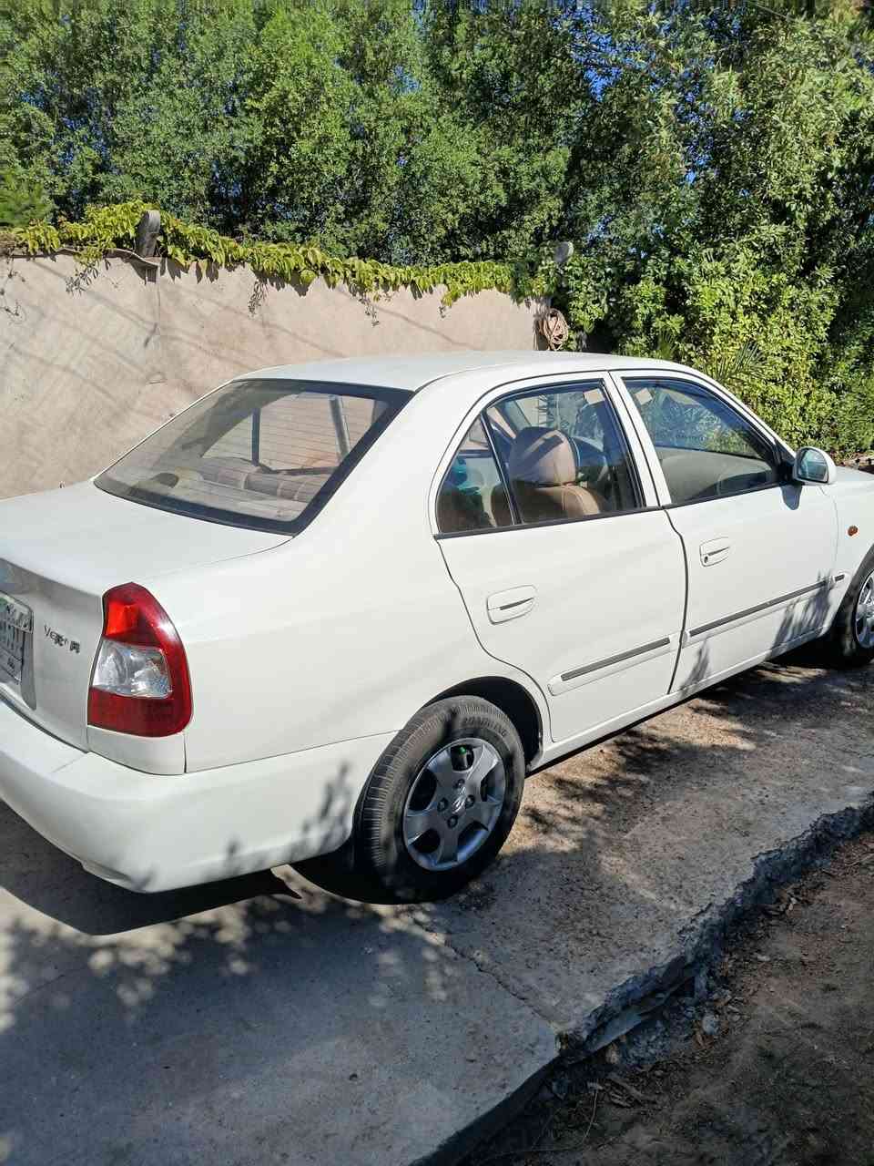 السلام عليكم سيارة للبيع هونداي فيرنا موديل ٢٠١٢ رقم بغداد كير عادي السيارة تبريدهة ممتاز كير مكينة خير من الله بيهة صبغ بعض الاماكن بسبب التكشير وموجودة صور قبل الصبغ مكاني بغداد والسعر ٦٧ وقابل للتفاوض للاتصال***********

