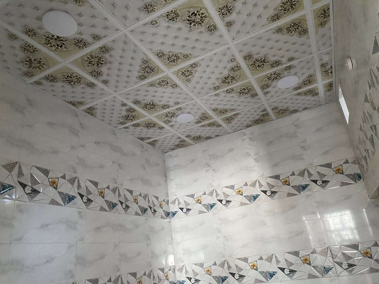 السلام عليكم بيت للبيع طابو 100 متر تزال 11 اونص  وعرض الوجهيه 8 اونص البيت طابقين الطابق الول ديوانيه صاله مطبخ غرفه عمامات داخله اوخارجيه  طارمه  طابق الثاني عدد الغرف 3 صاله حمام اوتواليت داخلي درج بيتونه ستاره البيت بناء جديد 2025 ماي مجاري كهرباء طبليط بابك ابيت كلش نضيف مثل مامضح بلصوره رقم العقار 3497 مقاطع 3 
الستفسار اذا الرقم بي وتساب ***********
