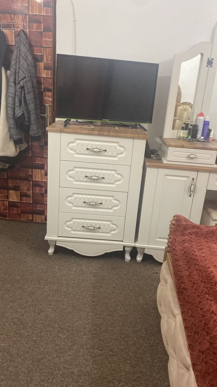 السلام عليكم  غرفه مستعمل قليل كلش للبيع تركي درجه اولى السعر ملوين و100 وبيهه مجال بسيط للتواصل ***********
