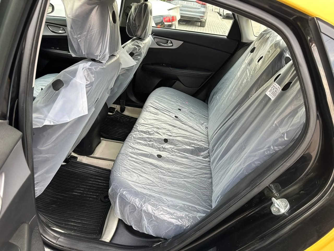 السلام عليكم
فورتي22 وارد امريكي للبيع السيارة ليبل واحد عدا تبديل قبق جنطه بدون ارباك. ......صور الحادث بالمنشور 

تخم تاير كوري جديد صار اسبوع شديته 

تبريد ثلج 

هزه جديد 

رقم انكليزي 

منظومه غاز 

مواصفات نص فول 

صدر جديد وضع الشركه 

تخم دسكات جديد 

السيارة خير من الله كبل لشارع دينار متصرف عليه 

الشراي يتصل ***********

السعر 157 بيهه مجال لطيبين
مكان السيارة بغداد الزعفرانية
