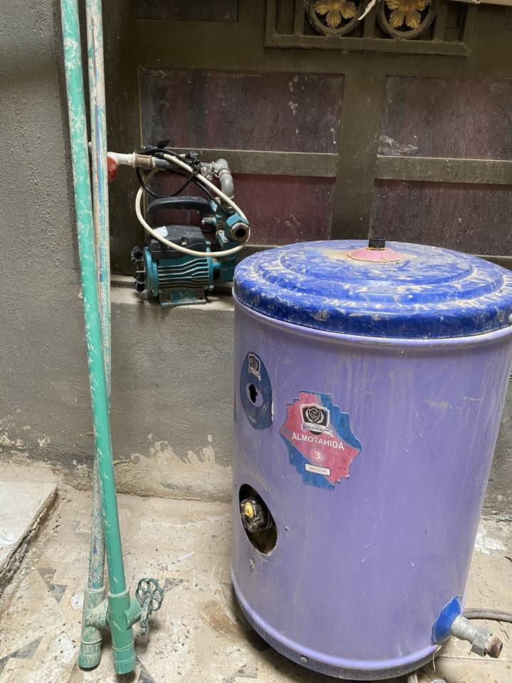 للبيع تانكي مستخدم شي قليل 1000 لتر مع البواري مال التاسيس مع ماطور ماء اصلي السعر 100 الف )
 كيزر شغال نظيف 50 الف ) 
مغسله بيها ثلمة صغيرة من تحت ب 10 الف
للتواصل ***********
