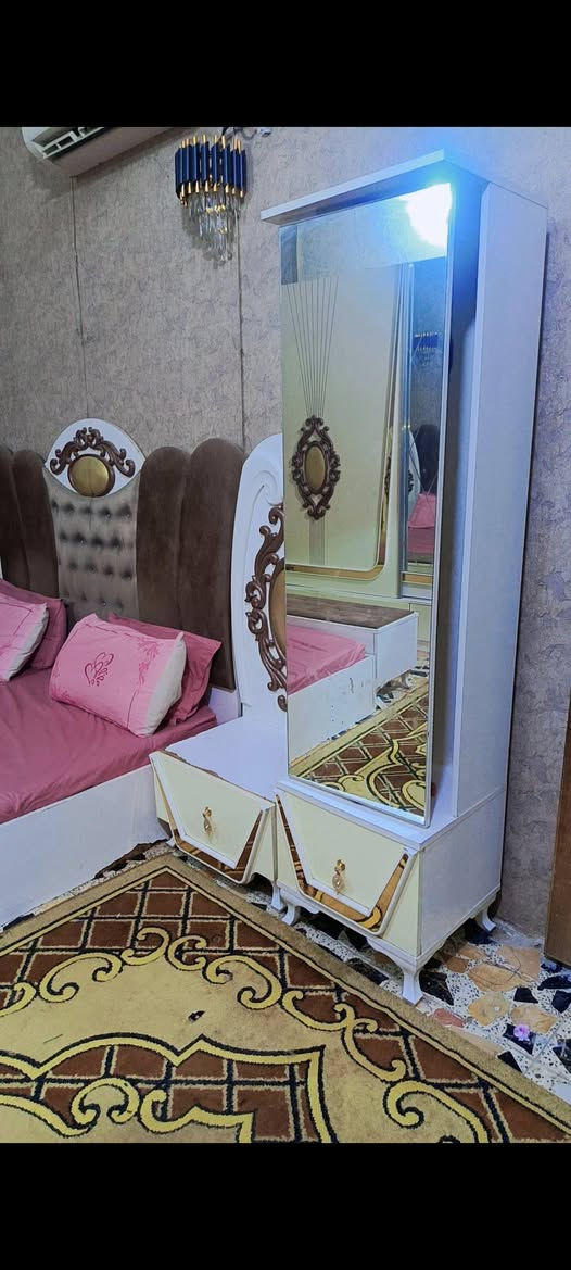 السلام عليكم عندي غرفة نوم تركية للبيع الضرر فقط الجرباية خربان الخشب الجواهة وجرباية اطفال حديد طابقين ثنينهم ب٣٥٠ الشراي ***********
