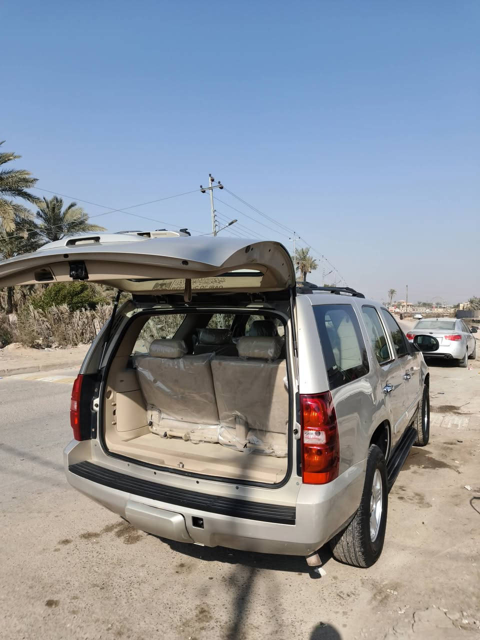 السلام عليكم
تاهو 2007 شمباني 
السياره كفاله لا ضربه ولا تبديل ولا صبغ حتى دعاميات 
فقط جراد بل بنيد  . 
ارضيه جلد  . 
كشنات جلد  . 
شاشه  . 
حداديه جديده  . 
*********** 
السعر 225
هزه جديده وبأسمي
