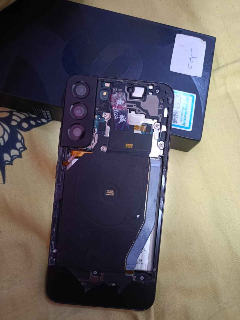 سلام عليكم 
Galaxy S22+
النسخة الكورية دبل سيمكرت 
ذاكرة 256 
كلة شغال كامرات بصمة اصبع فيس ايدي 
بي بس نقطتين صغار بل شاشة ما مثرات على المس ابد 
والكامرة المامية وصخة يرادلهة تنضيف بس 
السعر 130 الف 
مكاني بغداد 
رقمي *********** بغداد, العراق

