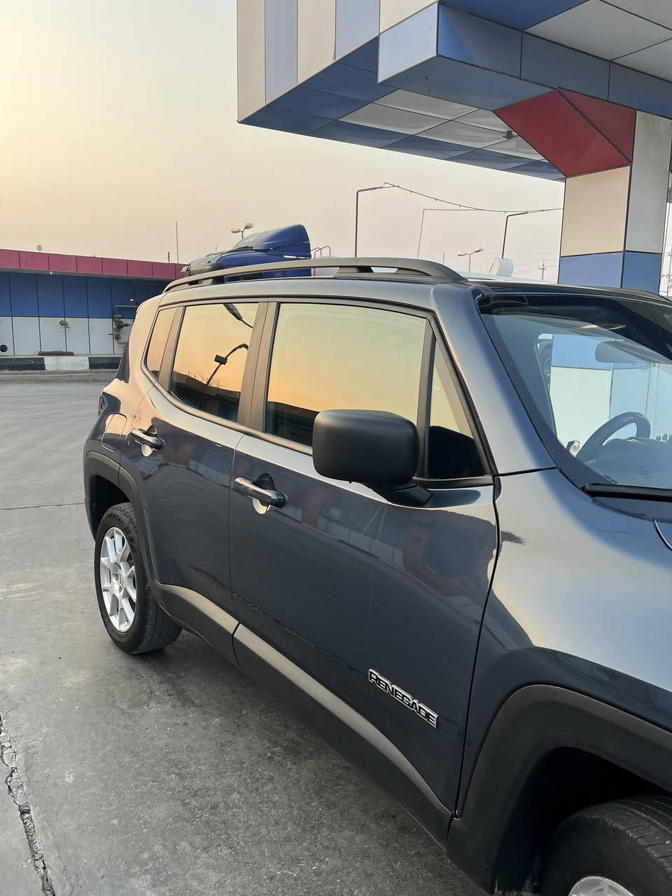 جيب رينيجيد 2022 . ماشية 18 ميل 
السيارة تشغيل بصمة .. سايد بريك بصمة ، تشغيل عن بعد ، تحكم ستيرن جهتين، شاشة كبيرة . ابل كار بلي ، أندرويد اوتو . لون مميز ،  كاميرا خلفية دوارة ، حساسات امامية خلفية ، فول مواصفات ، بروجكتر ، لد نهاري. 
ملاحضات : بيها كلير بامريكا رش فقط باب وجاملغ جهة السايق ، لافتح ولا ضربه ولا مبدل لا معجون . 
كير مكينة كفالة كلشي ما بيهن ، السيارة نضيفة وجديدة . 
رقم بصرة باسمي تحويل .  
***********
