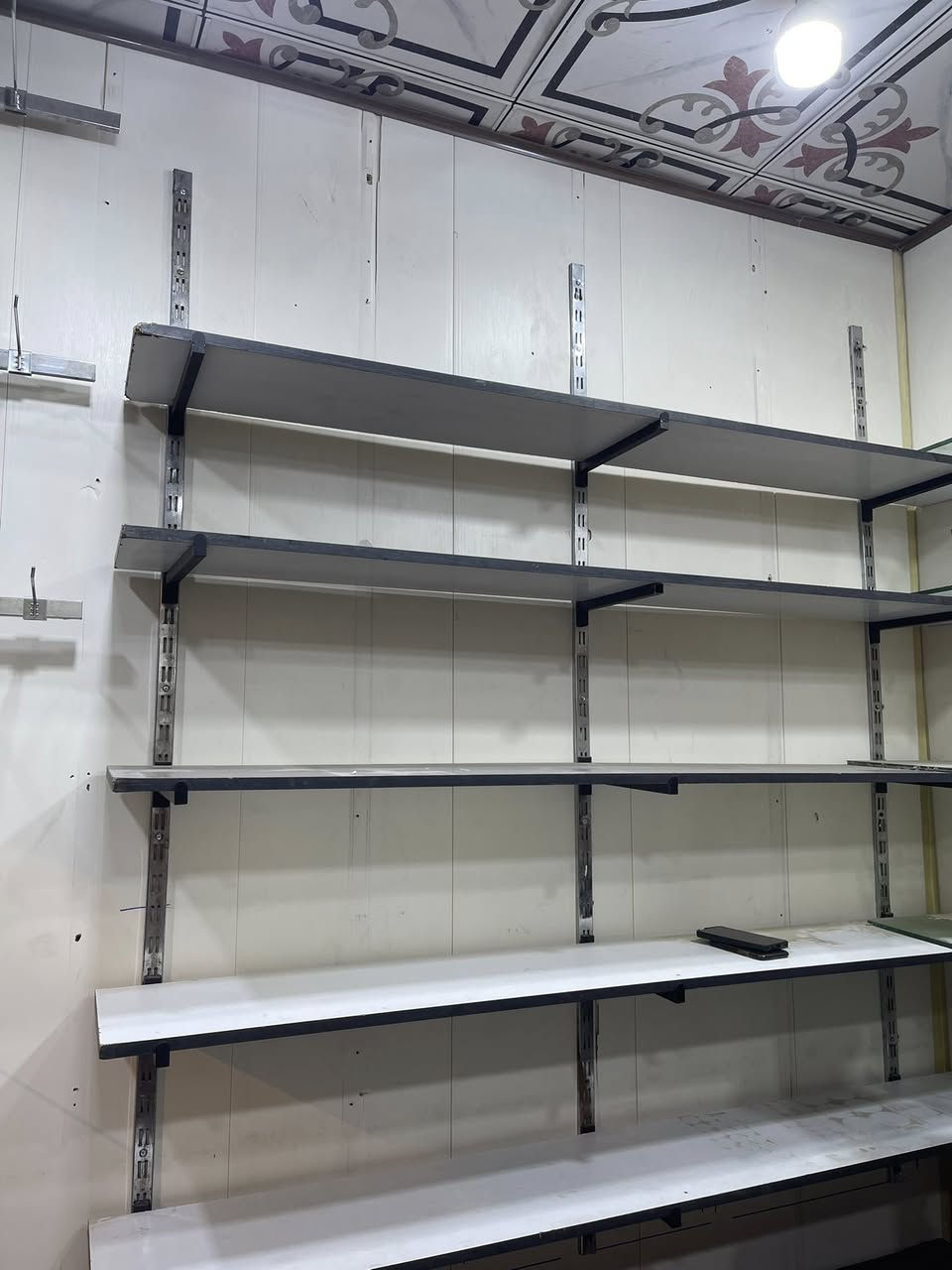 السلام عليكم رفوف جداريه ورفوف مدرجه الحمر للبيع تعاليك وسبلت وكل وستانات وهوكات كامله للبيع اكو رفوف جام واكو خشب اكو طول 200واكو 240واكو 100وعندي لعابات نص النص نسائيه كلهن للبيع الشراي يتصل وبي خير ويدلل مكاني سوق الشيوخ وعندي سلات طن ونص للبيع الحافظ رقمي بي واتساب ***********
