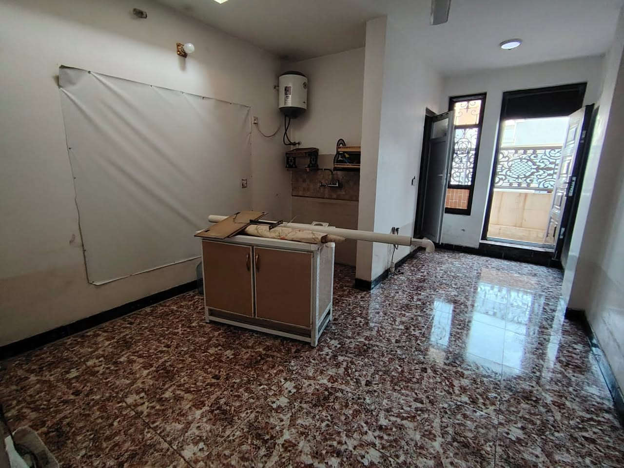 شقة للايجار في منطقة اليرموك 4 شوارع مقابل معهد الكندي

تحتوي على غرفة نوم و صالة من ضمنها المطبخ و حمامات 

***********

*********** واتساب
