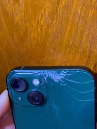 ايفون 13 عادي جهاز مكفول من كلشي بس هذا الفطر الي بالضهر 425 وبي مجال ...