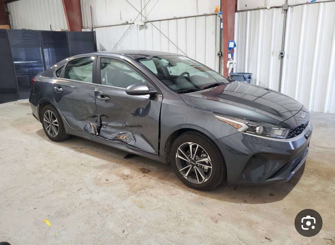 للبيع سيارة كيا فورتي ٢٠٢٤ لون سلفر 
موصفات نص فول
  حرة بدون رقم تترقم ب اسم المشتري دخول جديد حادثهه بابتين  عكس السايق و الوراه وايرباك بردة طك 
وبل العراق  طخة بل دعامية وشوية لايت مكسورة جامتة  مبدلات شركة مثل ماموضح بل صور  سعر  خاص 
*********** 
مكان السيارة بغداد
