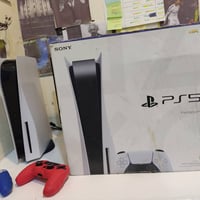 بلي 5 فات الجهاز ونظيف🎊 وكدامك وياه يدة اضافية اصلية 🎮. البلي طبيعي او...