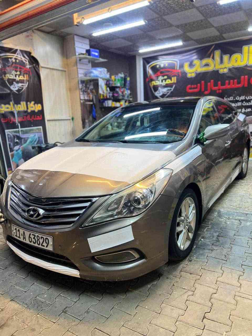 سلام عليكم 
هونداي ازيرا 2012 وارد خليجي فول مواصفات 1/1
رقم بغداد جديد مشروع وطني تحويل ثاني يوم 
سياره لون مميز سياره جاهزه من كلشي 
بانوراما +بصمه +شاشه كبيره كاميرا +فول تحكم ستيرن +اناره داخليه زركه +مري شفط +قطعتين تبريد +3بردات خلفيه 
لدامامي زنون +لد خلفي +حساسات بعد مواصفات ما ذكرتها..

سياره محرك كير والتبريد جاهزات اطلع وين ما يعجبك حلوات  

سياره كفاله من حادث والضربه عده قطعتين كلير بدون دواخل نهائيا اثر طخه بسيطه او كم بارد +سونار موجود افحص وين ما يعجبك 

السعر : 100$ بيها مجال للشراي  
مكاني نجف لاستفسار اتصال *********** النجف, العراق
