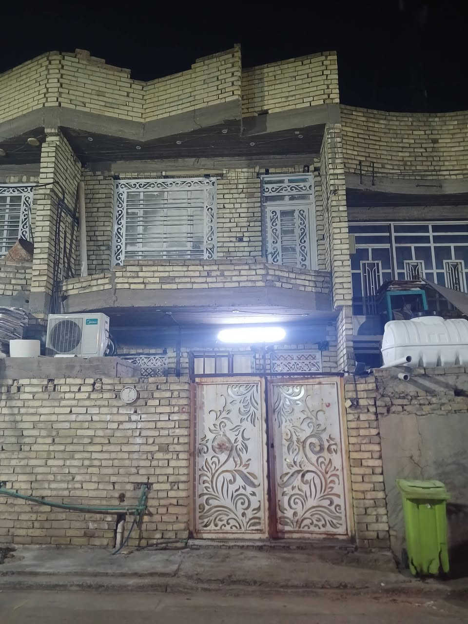 السلام عليكم دار للبيع مساحه ١٠٠ متر طابقين جاهز للسكن مكان الشعب حي البساتين قريب على الفتحه الاولى لسريع القناه    قرب مدرسه الاسوار للاستفسار ***********
